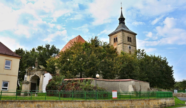 Stvolínky, Velenice či Brniště. Další obce převezmou památky od církve