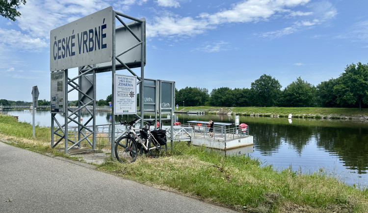 Cyklistům pomůže přes Vltavu nový přívoz. Fungovat bude na zavolání a zcela zdarma