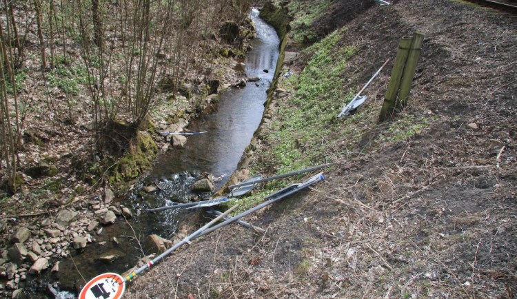 Opilecké řádění mladíka. Na přejezdu vytrhal značky a naházel je do potoka, hrozí mu šest let