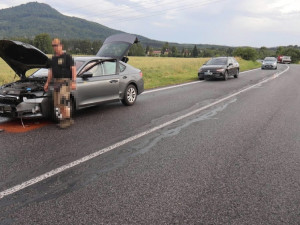 Náklaďáku se za jízdy uvolnila dvě kola. Zasáhla dvě projíždějící auta