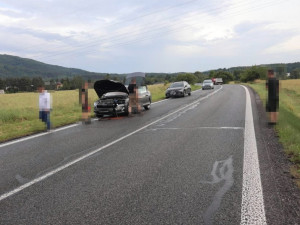 Náklaďáku se za jízdy uvolnila dvě kola. Zasáhla dvě projíždějící auta