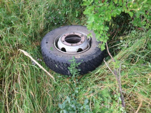 Náklaďáku se za jízdy uvolnila dvě kola. Zasáhla dvě projíždějící auta