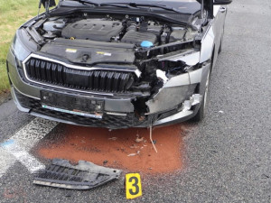 Náklaďáku se za jízdy uvolnila dvě kola. Zasáhla dvě projíždějící auta