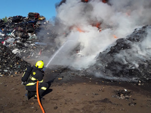 Požár skládky kovošrotu v České Lípě, hasiči s ohněm bojovali celou noc