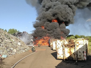 Požár skládky kovošrotu v České Lípě, hasiči s ohněm bojovali celou noc
