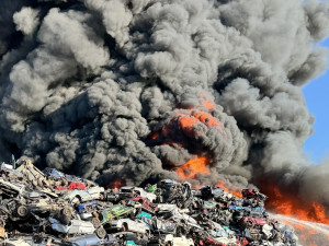 Požár skládky kovošrotu v České Lípě, hasiči s ohněm bojovali celou noc