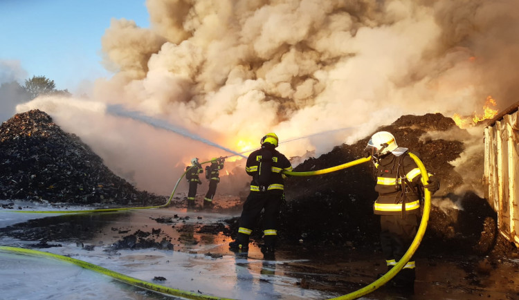 Požár skládky kovošrotu v České Lípě, hasiči s ohněm bojovali celou noc