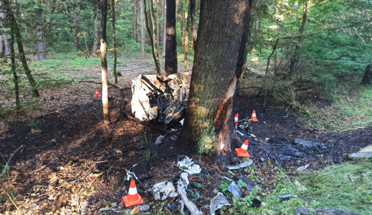 Mladý řidič skončil po nárazu v plamenech. Záchranáři už mu nedokázali pomoct