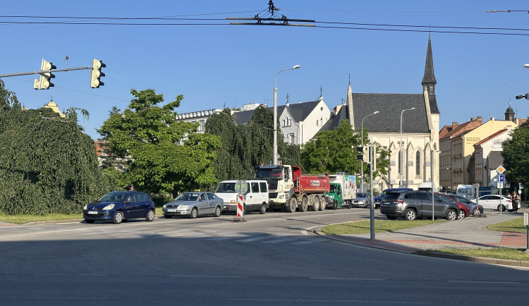 Uzavírky zablokovaly město a zkratka přes náměstí praská ve švech