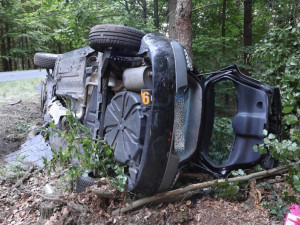 Vážná nehoda u Kuřívod. Řidička vylétla ze silnice, do nemocnice ji transportoval vrtulník