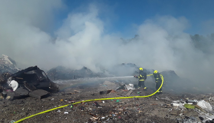 Další požár na Českolipsku. Hořela skládka ve Volfarticích