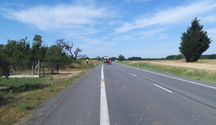Motorkář zemřel po střetu s náklaďákem u Rohatce, policie prosí o pomoc
