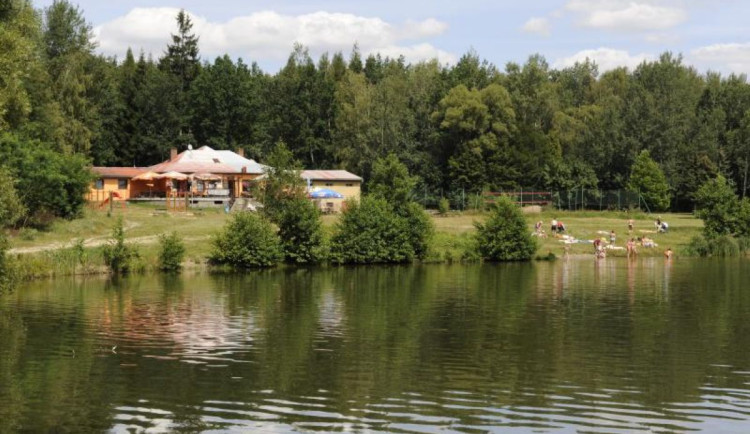 Parkování a ohně na Biřičce: Chaos, který ohrožuje přírodu i bezpečnost