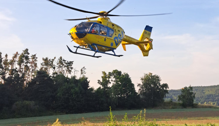 U Kájova se čelně střetla dvě auta, žena s mnohačetnými poraněními zůstala zaklíněná ve voze