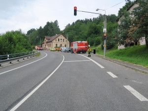 Řidička v Loužnici nezvládla předjíždění a narazila do budovy úřadu. Na místě zemřela