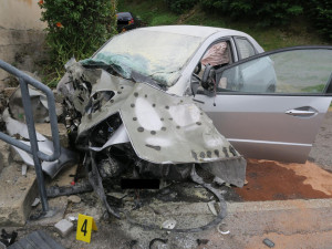 Řidička v Loužnici nezvládla předjíždění a narazila do budovy úřadu. Na místě zemřela