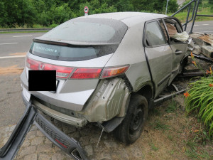 Řidička v Loužnici nezvládla předjíždění a narazila do budovy úřadu. Na místě zemřela