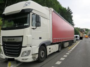 Řidička v Loužnici nezvládla předjíždění a narazila do budovy úřadu. Na místě zemřela