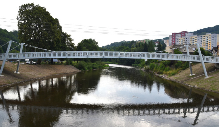 Železný Brod dokončil výstavbu pěší lávky přes Jizeru za 41 milionů korun