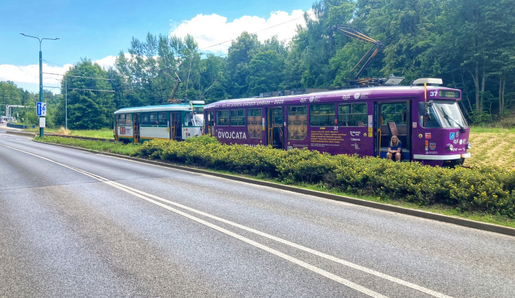 Kvůli výpadku elektrické energie zůstala stát i tramvaj na lince č. 11 mezi za zastávkou U lomu