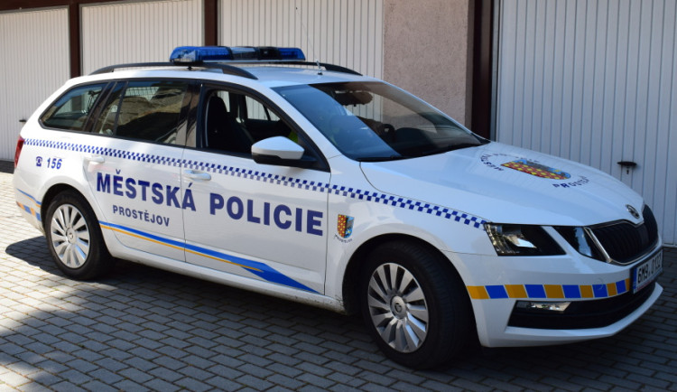 Žena kradla v obchodě. Zboží chtěla schovat za invalidní vozík svého dítěte