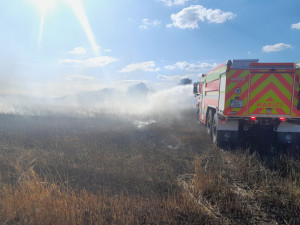 V Jezvé na Českolipsku hořelo pole i s kombajnem, škoda přesáhla milion