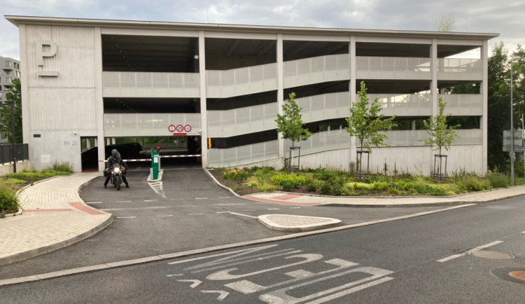 Parkování v centru Liberce omezí záruční opravy v parkovacím domě u sídla kraje