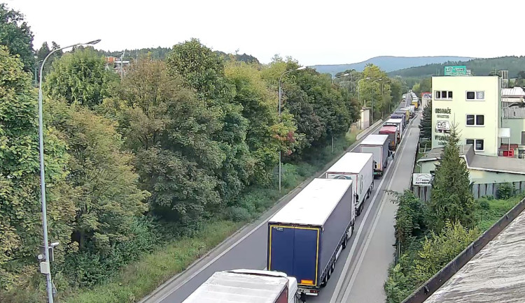 Řidiči zůstali v Náchodě viset v kolonách, začala oprava křižovatky Slávie