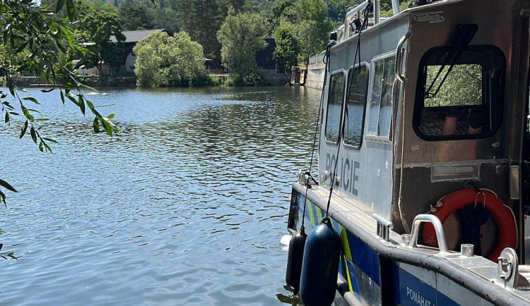 Z brněnské přehrady vylovili mrtvolu. Opilého muže lákala voda, plavat ale neuměl