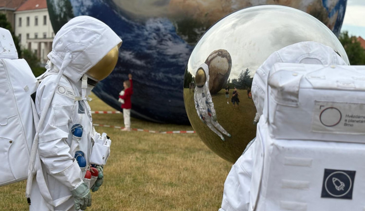 FOTOGALERIE: Vesmír v Brně. Na Kraví hoře vystavují obří planety