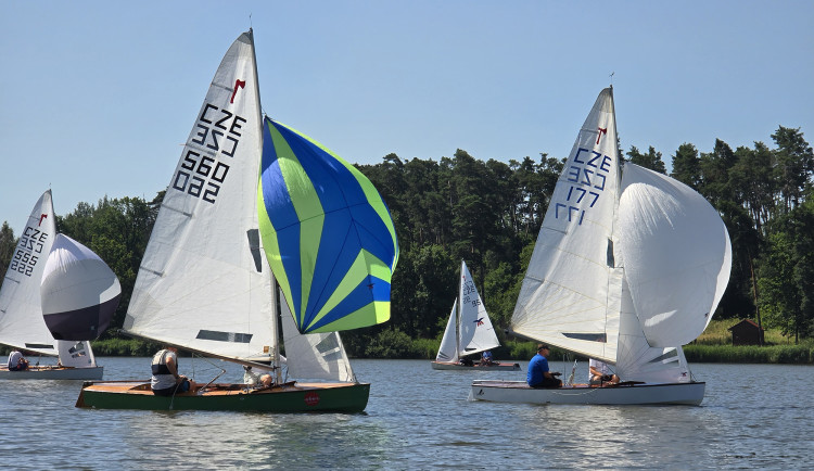 Mistrovství ČR lodní třídy Pirát 2025 přilákalo na Bezdrev 22 posádek