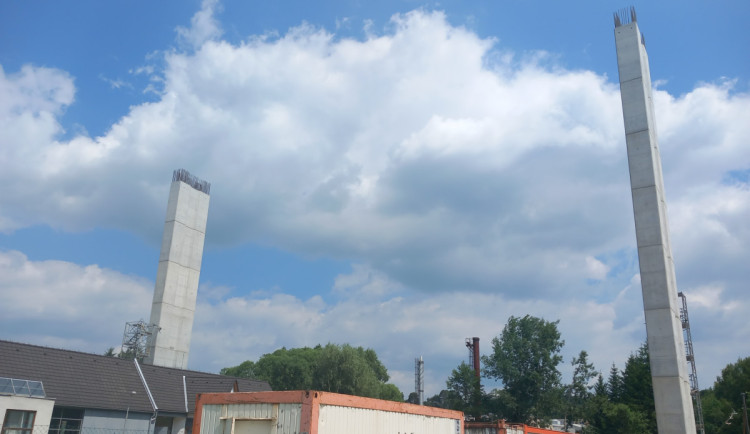 FOTO: Nad údolím Brtnice se tyčí vysoké pilíře pro druhý nejvyšší most v kraji