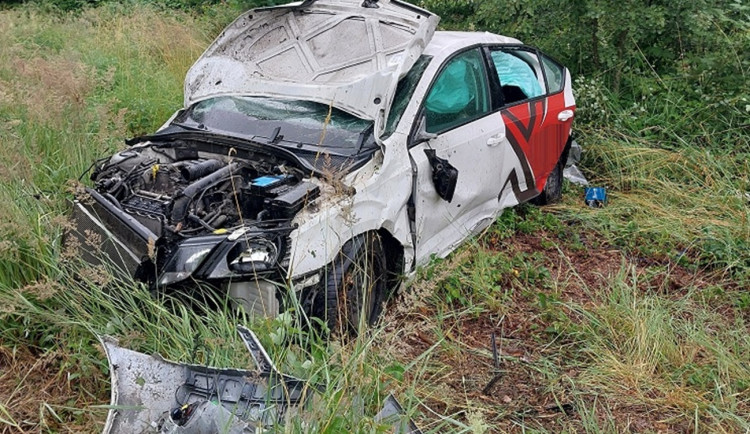 Řidič na Třebíčsku nezvládl smyk, zničil auto a skončil v nemocnici