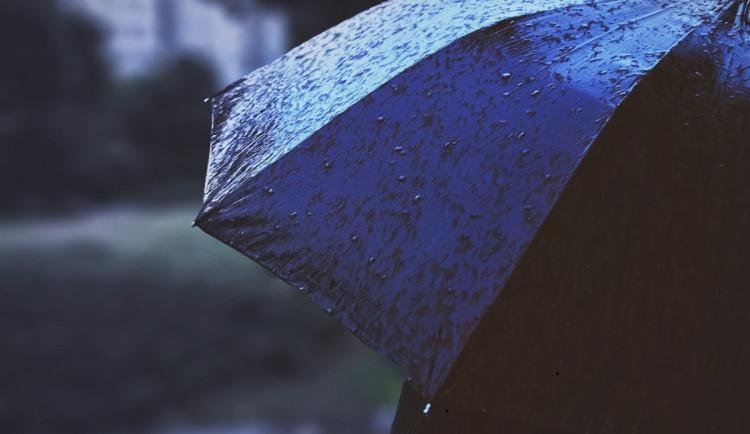 Během víkendu se budou hodit deštníky. Teploty se nedostanou nad 24 stupňů