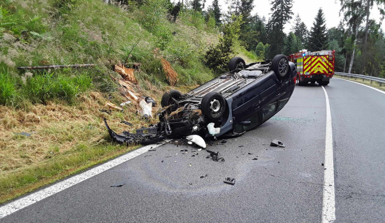 Auto skončilo po nehodě v Doksech na střeše, řidička vyvázla s lehkým zraněním