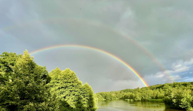 Když příroda kouzlí. Oblohu nad Českým rájem zdobila krásná dvojitá duha