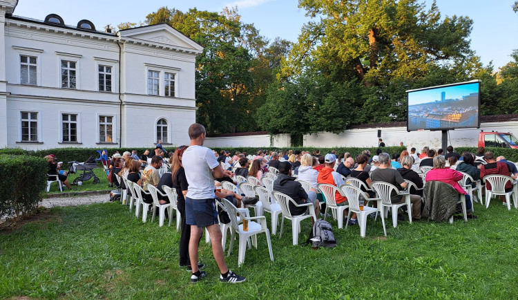 Ilustrační foto z loňského promítání letního kina u paláce Liebieg, který zajišťovalo Komunitní středisko Kontakt Liberec.