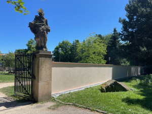 Liberec nechal v parku zvaném Mrtvolky obnovit obvodové zdi Zahrady vzpomínek