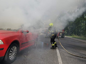 Auto v plamenech v Liberci Růžodole. Hasiči ho uhasili během několika minut