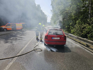 Auto v plamenech v Liberci Růžodole. Hasiči ho uhasili během několika minut