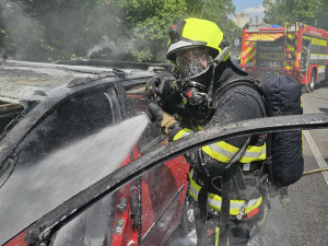 Auto v plamenech v Liberci Růžodole. Hasiči ho uhasili během několika minut
