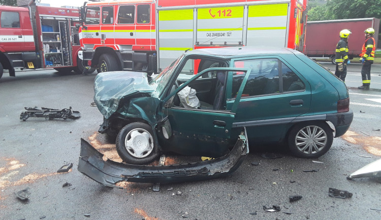 V Hamru na Jezeře se v neděli dopoledne čelně střetla dvě osobní vozidla.