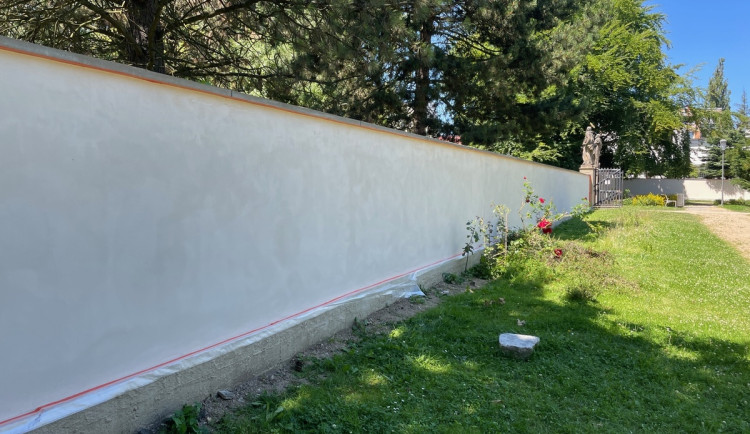 Liberec nechal v parku zvaném Mrtvolky obnovit obvodové zdi Zahrady vzpomínek