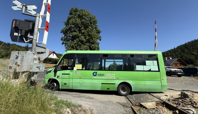 Malý autobus, zajíždějící na náves, už na přejezdu v Andělské Hoře problémy nemá. Větší autobusy však ano.