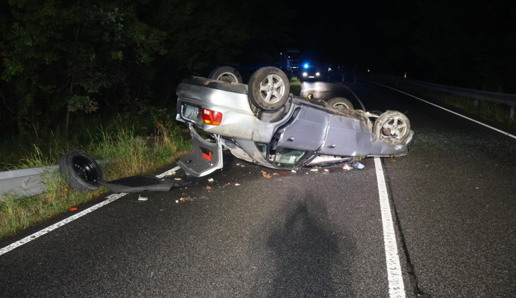 Během jednoho víkendu otočili řidiči na Českolipsku na střechu dvě auta