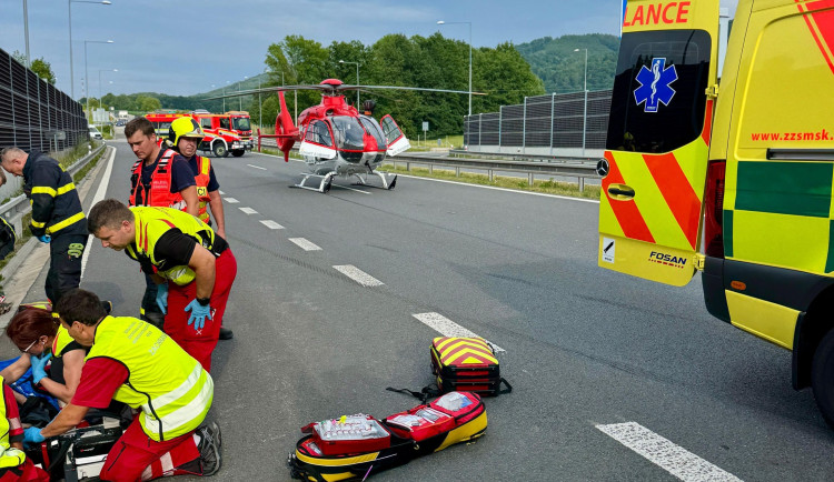 Na dálnici havaroval pětadvacetiletý motorkář. Přistával kvůli němu vrtulník