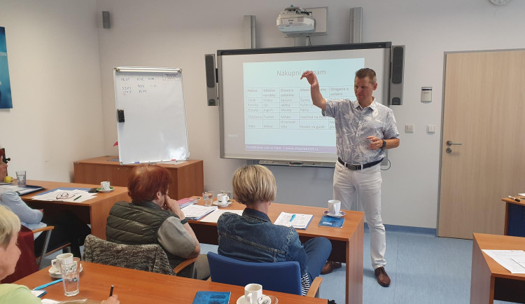 Paměť je mizera. Karlovarští senioři jí potrénovali v krajské knihovně