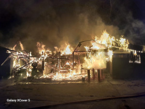 Noční požár na Mácháči. Hořela restaurace Bílý Kámen