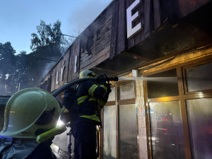 Noční požár na Mácháči. Hořela restaurace Bílý Kámen
