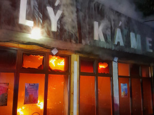 Noční požár na Mácháči. Hořela restaurace Bílý Kámen